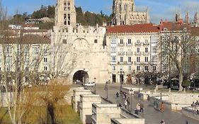 Burgos Contempla Centro Historico. Frente Al Arco